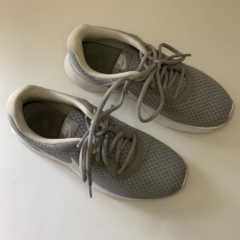 Nike Tanjun Grey / White Sneakers, W7 - Picture 2 of 14